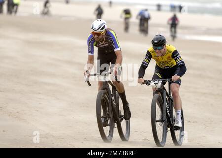 CASTRICUM AAN ZEE - Teilnehmer Jasper Ockeloen (4) und Timothy Dupont (1) in Aktion während des Egmond-Pier-Egmond Beach Race. ANP SANDER KONING niederlande raus - belgien raus Stockfoto