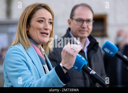 Seeon Seebruck, Deutschland. 07. Januar 2023. Roberta Metsola, Präsidentin des Europäischen Parlaments, und CSU-Staatsgruppenführer Alexander Dobrindt im Seeon-Kloster. Kredit: Sven Hoppe/dpa/Alamy Live News Stockfoto