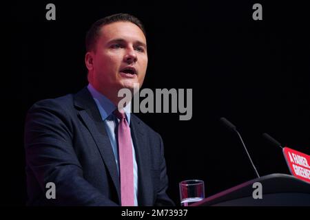 Datei Foto vom 28/09/22 von Shadow Health Secretary Wes Streeting, der während der Labour Party Konferenz im ACC Liverpool sprach. GPS-Operationen würden nicht mehr als „murky“ private Unternehmen unter Arbeit funktionieren, hat der Schattengesundheitsminister vorgeschlagen, um einen Streit mit der Ärztegewerkschaft zu vertiefen. Wes Streeting sagte, er sei daran interessiert, das System der GP-Partnerschaften, bei denen selbstständige Ärzte als Auftragnehmer für den NHS fungieren, „auslaufen zu lassen“. Ausgabedatum: Samstag, 7. Januar 2023. Stockfoto