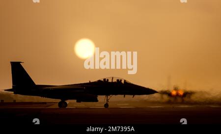 Fighter Jet - Hitzeschlag, Unschärfe und Nachbrenner, während ein Kampfflugjet seine Nachhitzebrenner zündet, während ein weiterer in dramatischer Absprungfolge in den Himmel stürzt Stockfoto