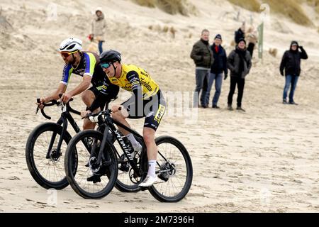 CASTRICUM AAN ZEE - Teilnehmer Jasper Ockeloen (4) und Timothy Dupont (1) in Aktion während des Egmond-Pier-Egmond Beach Race. ANP SANDER KONING niederlande raus - belgien raus Stockfoto