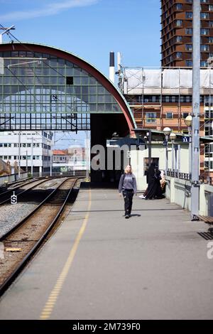 Bahnhof Nørrebro (entworfen von Knud Tanggaard Seest, 1930), Bahnsteig und Gleise, Kopenhagen, Dänemark Stockfoto