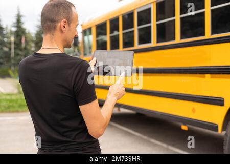 Engagierter Online-Lehrer, der Webinar hält, die Lektion erklärt, am Computer spricht, eine Lernkonferenz hält. Blogger, der Video aufzeichnet, chattet mit Stockfoto