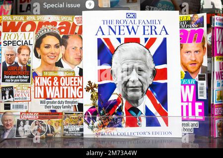 OK Magazinvorderseite King Charles III „The Royal Family“ Prince William Harry Kate im Supermarkt Magazinregal London England UK 2023 Stockfoto