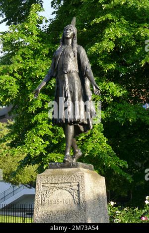 Eine Statue der Prinzen Pocahontas in St. Georges Kirchengelände. Der Schauspieler Edward Norton war ein Gast der US-amerikanischen Abstammungsshow "Finding your roots" und Discov Stockfoto