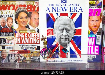 OK Magazinvorderseite King Charles III „The Royal Family“ Prince William Harry Kate im Supermarkt Magazinregal London England UK 2023 Stockfoto