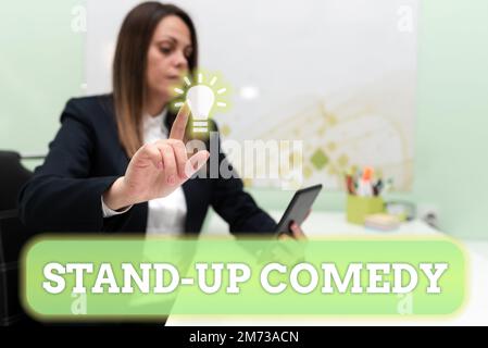 Handgeschriebenes Schild Stand Up Comedy. Geschäftsvorführung Comedian, der vor dem Live-Publikum spricht Stockfoto