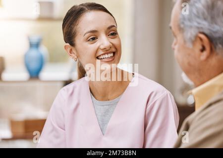 Krankenschwester, Seniorensprechstunde und Seniorensprechstunde im Pflegeheim für medizinische Wellness, Krankenhausunterstützung und Beratungsunterstützung auf dem Sofa. Doktor Stockfoto