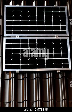 Nahaufnahme des schwarzen Solarmoduls Stockfoto