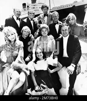 JACK ALBERTSON ERNEST BORGNINE RODDY MCDOWALL RED BUTTONS CAROL LYNLEY STELLA STEVENS ARTHUR O'CONNELL SHELLEY WINTERS GENE HACKMAN UND PAMELA SUE MARTIN am Set Drehort, ein ehrliches Porträt neben der RMS QUEEN MARY in Long Beach Kalifornien während der Dreharbeiten DES POSEIDON ADVENTURE 1972 Regisseur RONALD NEAME Roman Paul Gallico Kostümdesign Paul Zastupnevich Musik John Williams Irwin Allen Productions / Ein Ronald Neame Film/Kent Productions/Twentieth Century Fox Stockfoto