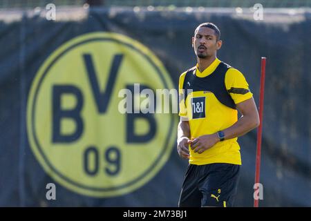 Marbella, Spanien. 07. Januar 2023. Fußball: Borussia Dortmund Trainingslager: Dortmunds Sebastien Haller wärmt sich auf. Kredit: David Inderlied/dpa/Alamy Live News Stockfoto