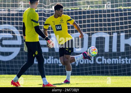 Marbella, Spanien. 07. Januar 2023. Fußball: Trainingslager Borussia Dortmund, Dortmunds Jude Bellingham (r) spielt den Ball. Kredit: David Inderlied/dpa/Alamy Live News Stockfoto