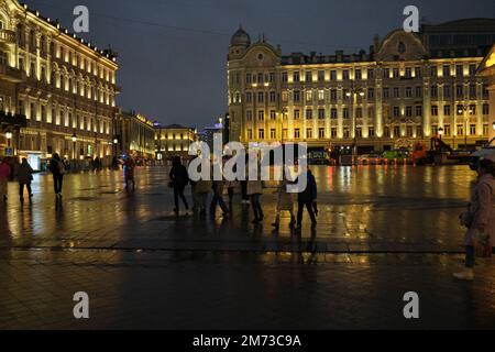 Die Menschen gehen nachts auf dem Sapojkowskaya-Platz in der Nähe des Kremls. Moskau, Russland. Stockfoto