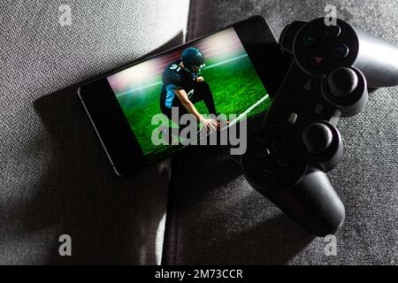 Gamer-Arbeitsraum-Konzept. Gaming-Setup. Draufsicht auf eine Gaming-Ausrüstung, Joystick und ein Smartphone Stockfoto