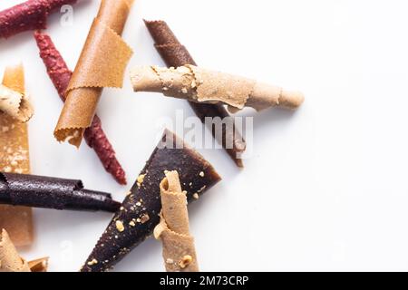 Natürliche und gesunde Snack-Lebensmittel - Fruchtpastille aus Äpfeln, Himbeere und Johannisbeere auf weißem Hintergrund. Fruchtmarschall Stockfoto