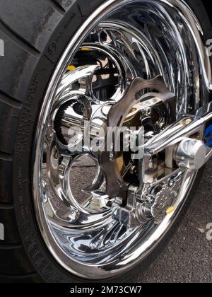 Ein poliertes Chrom-Motorrad hinten Stockfoto