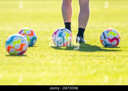 Marbella, Spanien. 07. Januar 2023. Fußball: Borussia Dortmund Trainingslager, Derbystar Fußballbälle liegen auf dem Gras. Kredit: David Inderlied/dpa/Alamy Live News Stockfoto