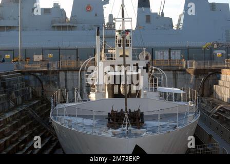 Die HMS M33 ist das einzige überlebende Schiff aus Gallipoli und eines von nur drei britischen Überlebenden des Ersten Weltkriegs, Portsmouth Historic Dockyard, Portsmouth, Hampshire, GB Stockfoto