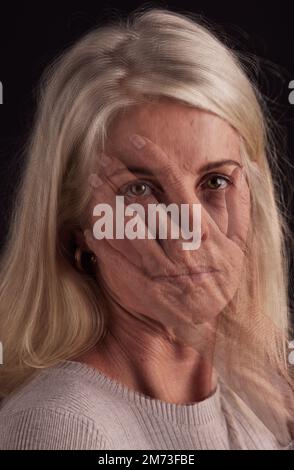 Psychische Gesundheit, Hand und Porträt mit einer Seniorin im Studio auf dunklem Hintergrund mit Depressionen. Angst, Angst und ein reifes Gesicht Stockfoto