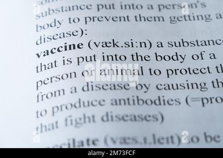 Ein Modell einer Wörterbuchseite mit dem Wort Vaccine mit selektiver Fokussierung Stockfoto