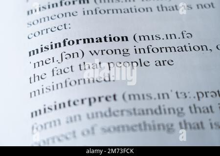 Ein Modell einer Wörterbuchseite mit dem Wort Falschinformation mit selektiver Fokussierung Stockfoto