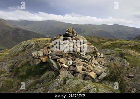 Das Gipfelkairn auf Gibson Knott Fell, über Thirlmere in den Central Fells, Lake District National Park, Cumbria, England, UK Gibson Knott Fell ist an Stockfoto