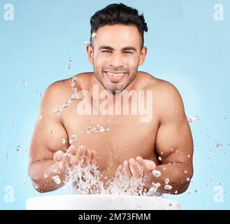 Reinigung, Wasserspritzer und Porträt eines Mannes, der mit Selbstpflege, Gesichts- und Körperhygiene zufrieden ist. Wassertropfen, Hautpflegemittel im Badezimmer Stockfoto