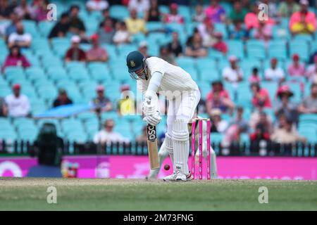 7. Januar 2023; Sydney Cricket Ground, Sydney, NSW, Australien: International Cricket Third Test, Australia versus South Africa Day 4; Marco Jansen von Südafrika Stümpfe spielt einen Wurf Stockfoto