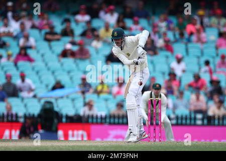 7. Januar 2023; Sydney Cricket Ground, Sydney, NSW, Australien: International Cricket Third Test, Australia versus South Africa Day 4; Marco Jansen aus Südafrika legt den Ball in Richtung der Slip Fielders Stockfoto