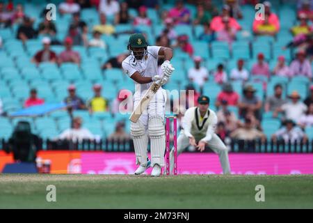 7. Januar 2023; Sydney Cricket Ground, Sydney, NSW, Australien: International Cricket Third Test, Australia versus South Africa Day 4; Khaya Zondo aus Südafrika legt den Ball über die Rutschen Stockfoto