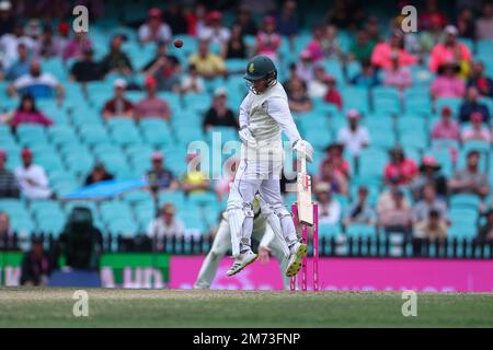 7. Januar 2023; Sydney Cricket Ground, Sydney, NSW, Australien: International Cricket Third Test, Australia versus South Africa Day 4; Kyle Verreynne aus Südafrika springt, um nicht vom Ball getroffen zu werden Stockfoto