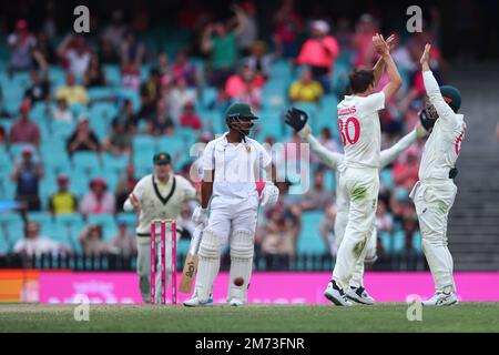 7. Januar 2023; Sydney Cricket Ground, Sydney, NSW, Australien: International Cricket Third Test, Australia versus South Africa Day 4; Pat Cummins aus Australien feiert mit Teamkollegen, nachdem Khaya Zondo aus Südafrika am 4. Tag des 3.-Tests entlassen wurde Stockfoto