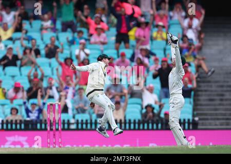 7. Januar 2023; Sydney Cricket Ground, Sydney, NSW, Australien: International Cricket Third Test, Australia versus South Africa Day 4; Steve Smith aus Australien feiert einen Fang und das Wicket von Kyle Verreynne aus Südafrika für 19 Läufe Stockfoto