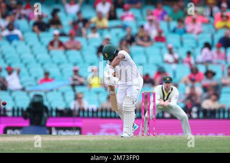 7. Januar 2023; Sydney Cricket Ground, Sydney, NSW, Australien: International Cricket Third Test, Australia versus South Africa Day 4; Khaya Zondo aus Südafrika spielt einen Vorwärtsschuss in die Defensive Stockfoto