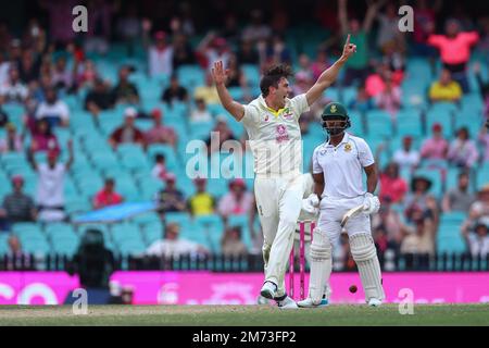 7. Januar 2023; Sydney Cricket Ground, Sydney, NSW, Australien: International Cricket Third Test, Australia versus South Africa Day 4; Pat Cummins aus Australien feiert 39 Läufe mit dem Wicket von Khaya Zondo aus Südafrika Stockfoto