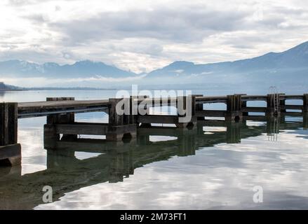 Der Lac du Bourget (Savoy - Frankreich) unter Wolken Stockfoto