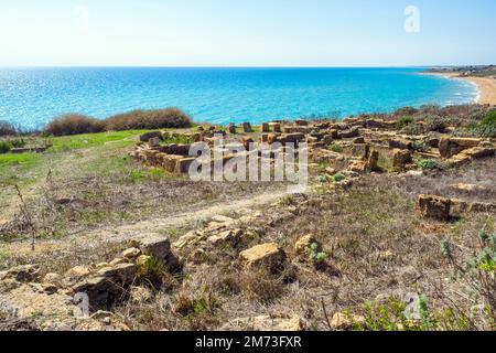 Antike Ruinen und Blick auf das Mittelmeer - Archäologischer Park von Selinunte - Sizilien, Italien Stockfoto