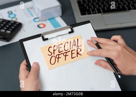 Handschriftliches Schild Sonderangebot. Geschäftsansatz Rabattpreis Preisnachlass Werbeartikel Crazy Sale Stockfoto