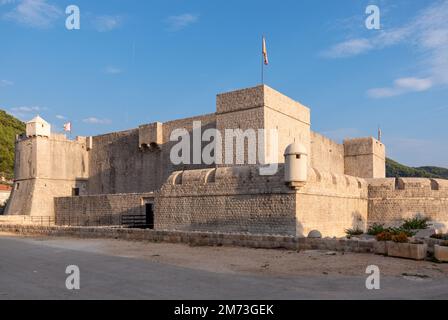 Das Äußere des alten Forts Kastio mit einer Flagge auf dem Dach in Kroatien Stockfoto