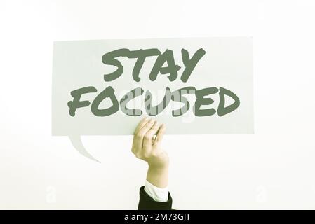 Handgeschriebenes Schild bleibt konzentriert. Geschäftsübersicht aufmerksam sein Konzentration auf die Aufgabe Prioritäten setzen Ablenkungen vermeiden Stockfoto