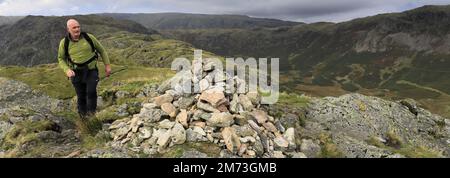 Walker am Gipfelkairn auf Gibson Knott Fell, über Thirlmere in den Central Fells, Lake District National Park, Cumbria, England, UK Gibson Knott Stockfoto