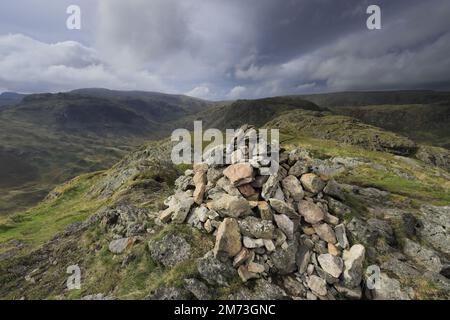 Das Gipfelkairn auf Gibson Knott Fell, über Thirlmere in den Central Fells, Lake District National Park, Cumbria, England, UK Gibson Knott Fell ist an Stockfoto