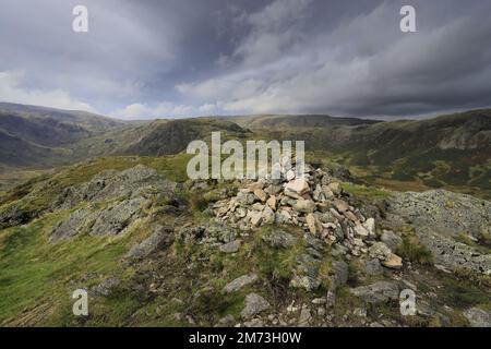 Das Gipfelkairn auf Gibson Knott Fell, über Thirlmere in den Central Fells, Lake District National Park, Cumbria, England, UK Gibson Knott Fell ist an Stockfoto