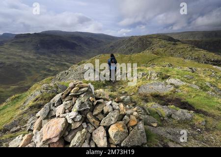 Walker am Gipfelkairn auf Gibson Knott Fell, über Thirlmere in den Central Fells, Lake District National Park, Cumbria, England, UK Gibson Knott Stockfoto