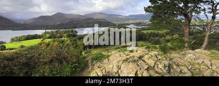 Blick über Cat Bells Fell von Castlehead Fell über Derwentwater, Keswick Town, Cumbria, Lake District National Park, England, UK Cat Bells Fell ist an Stockfoto