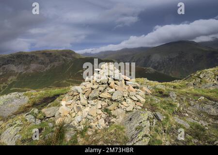 Das Gipfelkairn auf Gibson Knott Fell, über Thirlmere in den Central Fells, Lake District National Park, Cumbria, England, UK Gibson Knott Fell ist an Stockfoto