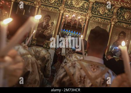 Gaza-Stadt, Palästinensische Gebiete. 07. Januar 2023. Palästinensische griechisch-orthodoxe Christen besuchen eine Weihnachtsmesse unter der Leitung des griechisch-orthodoxen Erzbischofs Alexios in St. Porphyrios Kirche. Kredit: Mohammed Talatene/dpa/Alamy Live News Stockfoto