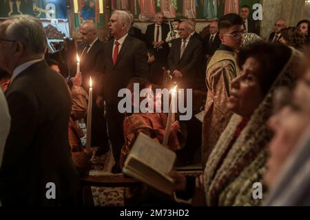 Gaza-Stadt, Palästinensische Gebiete. 07. Januar 2023. Palästinensische griechisch-orthodoxe Christen besuchen eine Weihnachtsmesse unter der Leitung des griechisch-orthodoxen Erzbischofs Alexios in St. Porphyrios Kirche. Kredit: Mohammed Talatene/dpa/Alamy Live News Stockfoto