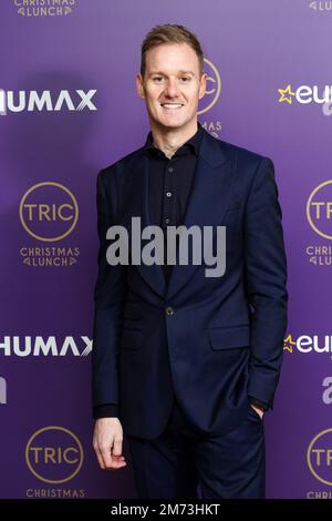 Aktenfoto vom 06.12/22 von Dan Walker trifft für das TRIC (The Television and Radio Industries Club) Weihnachtsessen im Londoner Hotel in London ein. Der Fernsehsender Dan Walker erinnert sich an seine Begeisterung, in der er neben dem ehemaligen englischen Fußballspieler Alan Shearer, von dem er als Kind geträumt hatte, die Fußballshow Match of the Day der BBC präsentierte. Der ehemalige BBC Breakfast-Moderator, 45, verließ das Sofa nach sechs Jahren, um der leitende Moderator des neu aufgelegten Nachrichtenbulletins 5 News auf Channel 5 im Juni zu werden, das er „wirklich genieße“. Ausgabedatum: Samstag, 7. Januar 2023. Stockfoto