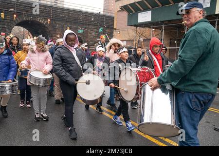 New York, New York, USA. 6. Januar 2023. Atmosphäre während der Feierlichkeiten zum Three Kings Day und der Parade in der 106 Street in Harlem, New York am 6. Januar 2023. (Foto: Lev Radin/Sipa USA) (Bild: © Lev Radin/Pacific Press via ZUMA Press Wire) Stockfoto